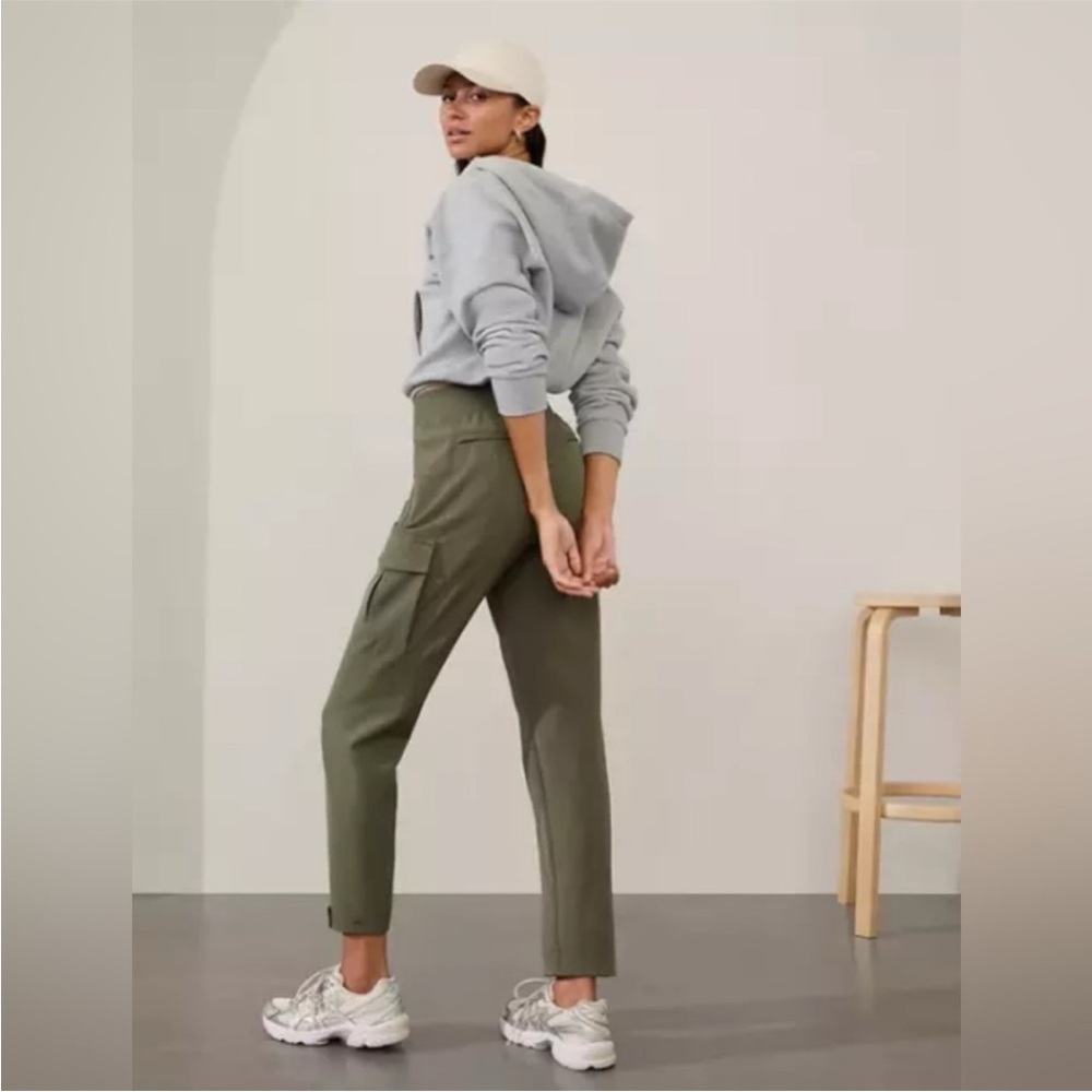 NWT Athleta Women’s Endless High Rise Cargo Pants Olive size 12 - Picture 2 of 13